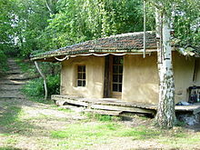 Maison construite avec bottes de paille couvertes d'argile, à Swalmen (Pays-Bas) ; les murs sont biodégradables et produits avec des ressources locales, à très faible empreinte écologique.